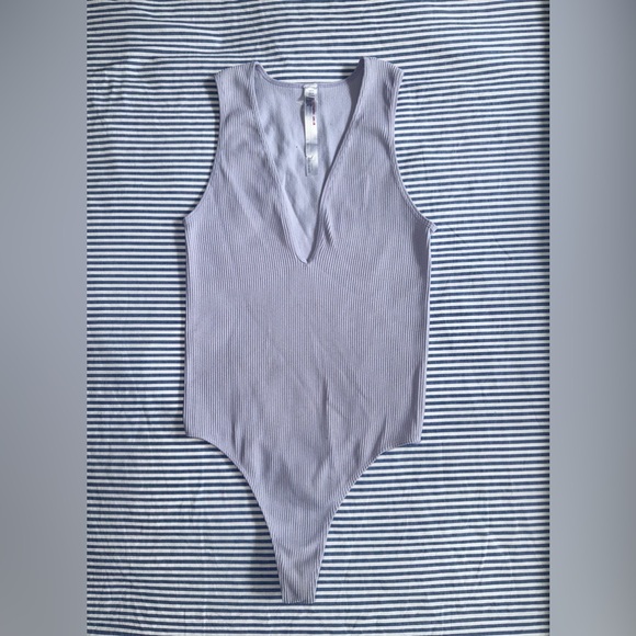 LIKE NEW Women’s Out From Under Urban Outfitters Periwinkle Low V-Neck Bodysuit - Picture 5 of 11